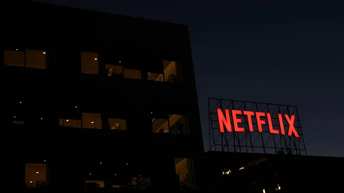 Das Netflix-Logo auf dem Dach eines Bürogebäudes in Los Angeles - Foto: IMAGO / NurPhoto
