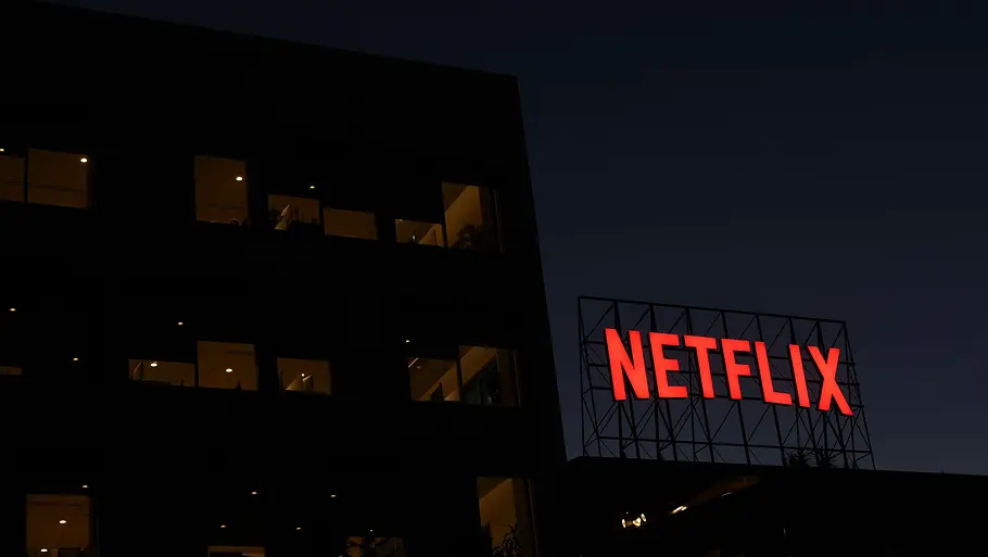 Netflix in der Kritik: Aus diesem Grund verlieren zahlreiche Stars ihre bekannten Synchronstimmen Das Netflix-Logo auf dem Dach eines Bürogebäudes in Los Angeles