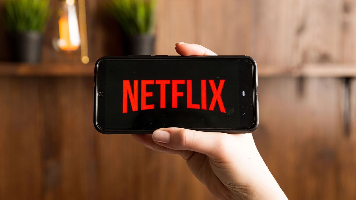Netflix ist sehr stolz auf diese Neuerung, die für Abonnenten aber eher einen Nachteil darstellt. Ein Smartphone, auf dem das Netflix-Logo zu sehen ist.