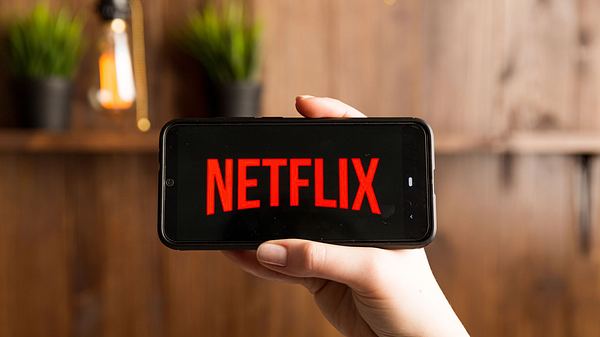 Ein Smartphone, auf dem das Netflix-Logo zu sehen ist. - Foto: IMAGO / Depositphotos