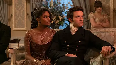 Kate und Anthony sitzen auf der Couch und hören jemanden zu. - Foto: LIAM DANIEL/NETFLIX