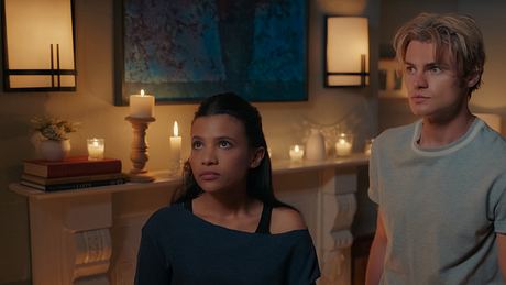 Jackie und Cole stehen nebeneinander und schauen an die Decke - Foto: Netflix
