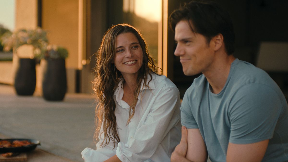 Fall for Me „Fall for Me“: Lilly lächelt Manu an