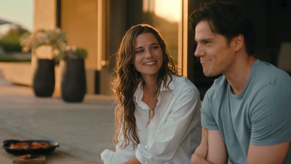 Lilly lächelt Manu an - Foto: © 2024 Netflix, Inc.