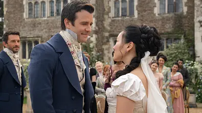 Sophie und Benedict schauen einander verliebt an. Es ist ihr Hochzeitstag - Foto: LIAM DANIEL/NETFLIX