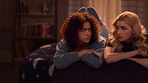 ginny und georgia liegen auf einem Bett und schauen sich in die Augen - Foto: Netflix