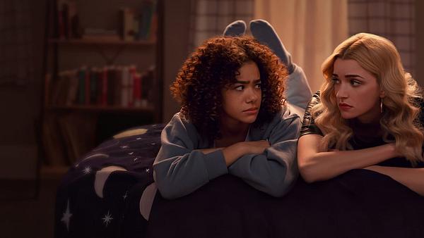 ginny und georgia liegen auf einem Bett und schauen sich in die Augen - Foto: Netflix