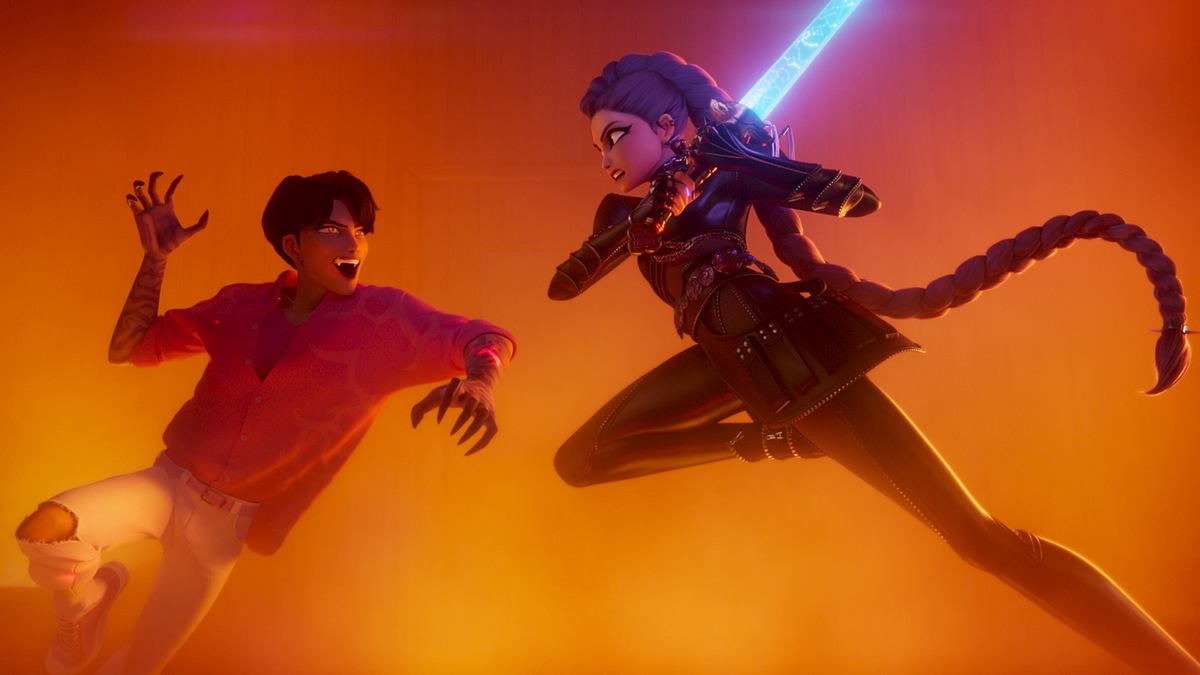 Kpop Demon Hunters Rumi und Jinu bekämpfen einander. Er hat seine Krallen ausgefahren und sie zückt ihr Laserschwert
