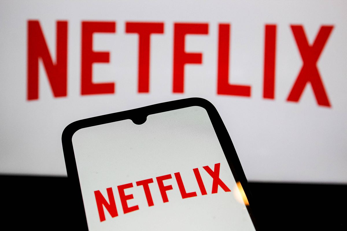 Netflix Logo Man sieht das Logo des Streamingdienstes Netflix auf einem Fernseher und auf einem Handy.