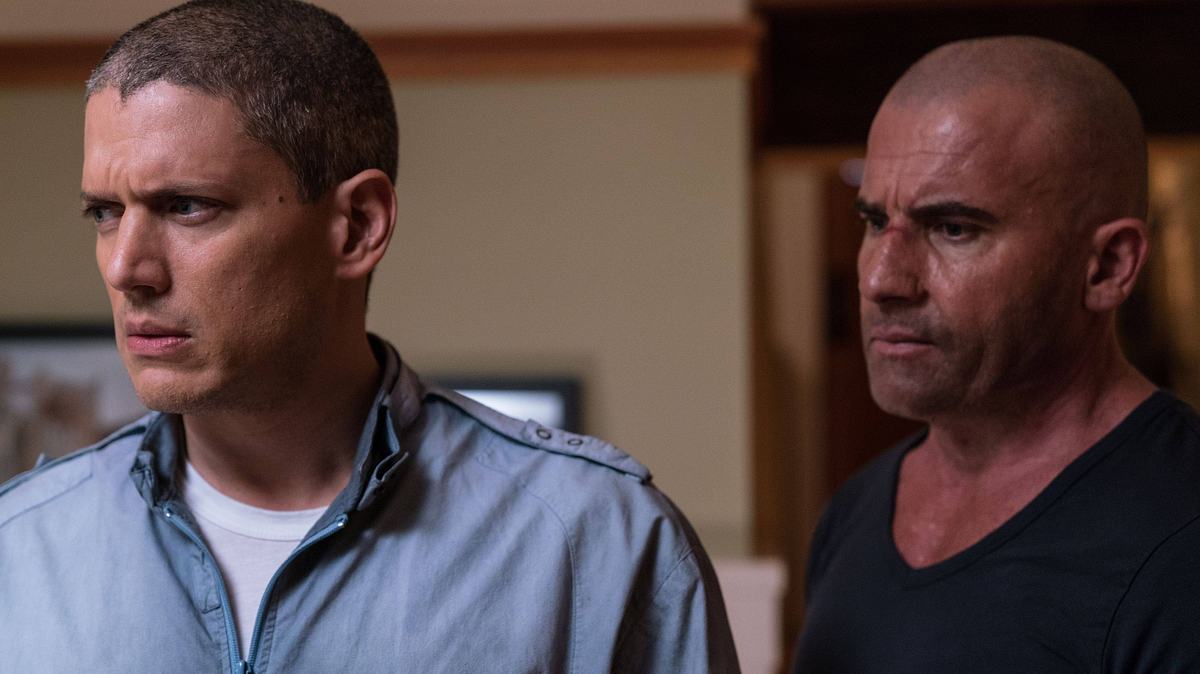 Wentworth Miller und Dominic Purcell in Prison Break. Wentworth Miller und Dominic Purcell schauen ernst zur Seite