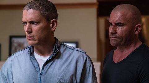 Wentworth Miller und Dominic Purcell schauen ernst zur Seite  - Foto: IMAGO / ZUMA Wire