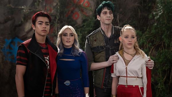 Victor, Addison, Zed und Nova stehen nebeneinander und blicken mit einem traurigen Blick nach vorne.  - Foto: Disney