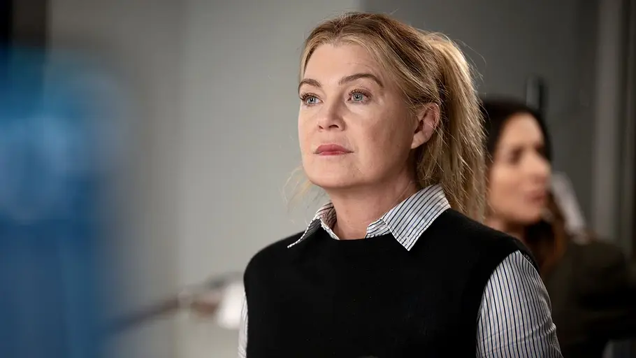 „Grey's Anatomy“ Grey's Anatomy: Meredith schaut geschockt jemanden in der Ferne an.