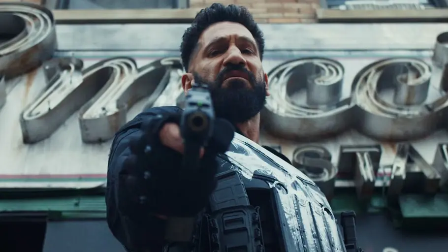 Frank Castle hält seine Waffe auf die Kamera