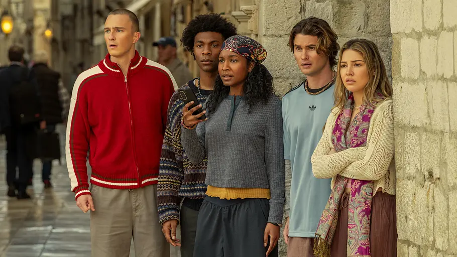 „Outer Banks“ Rafe, Pope, Cleo, John B und Sarah schauen bedrückt oder geschockt in die selbe Richtung.