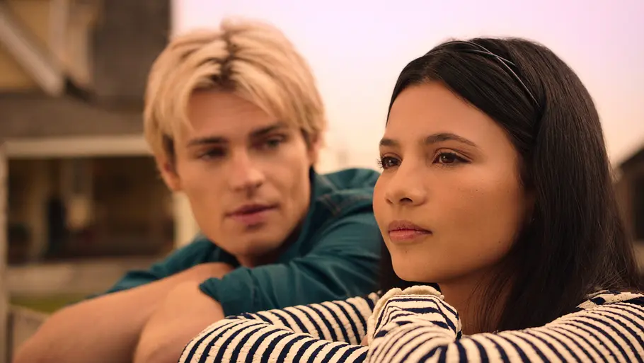 „Ich und die Walter Boys“ Jackie steht neben Cole und lehnt sich an einen Zaun. Während sie in die Ferne schaut, sieht er nur sie.