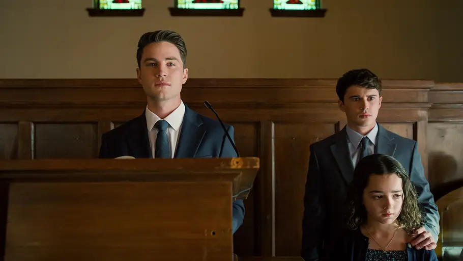 „Süße Magnolien“ Tyler Townsend (Carson Rowland), Kyle Townsend (Logan Allen) und Katie Townsend (Ella Grace Helton) stehen im Gerichtsaal und sehen angespannt aus.