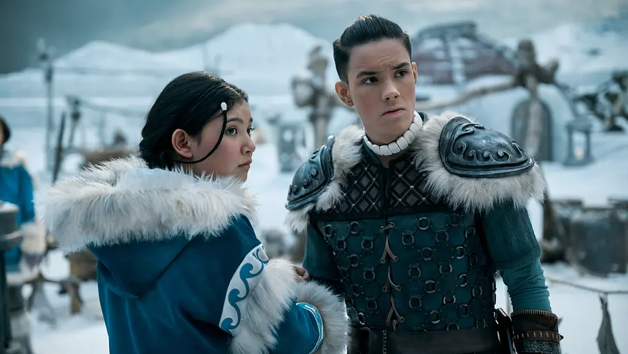 „Avatar – Der Herr der Elemente“ Katana und Sokka und schauen jemanden misstrauisch an.