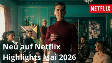 Berlin steht in einem Raum mit seinem Team und schaut nachdenklich nach vorne.  - Foto: Netflix / TV Movie