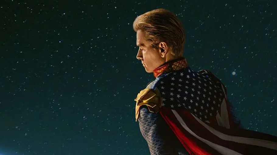 The Boys Anthony Starr in seiner Rolle als Homelander. Er schaut runter zur Erde.