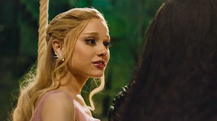 Eine Szene aus „Wicked“: Glinda schaut Elphaba traurig an.