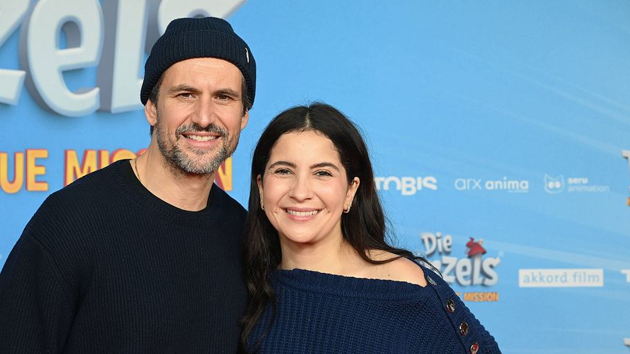 Schauspieler Tom Beck und seine Frau Chryssanthi Kavazi bei der Premiere des Kinofilms „Die Heinzels: Neue Mützen, Neue Mission“.