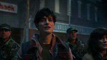 Will und seine Mutter Joyce schauen in die Ferne und haben Tränen in den Augen. Sie sind von Soldaten umgeben. - Foto: COURTESY OF NETFLIX © 2025