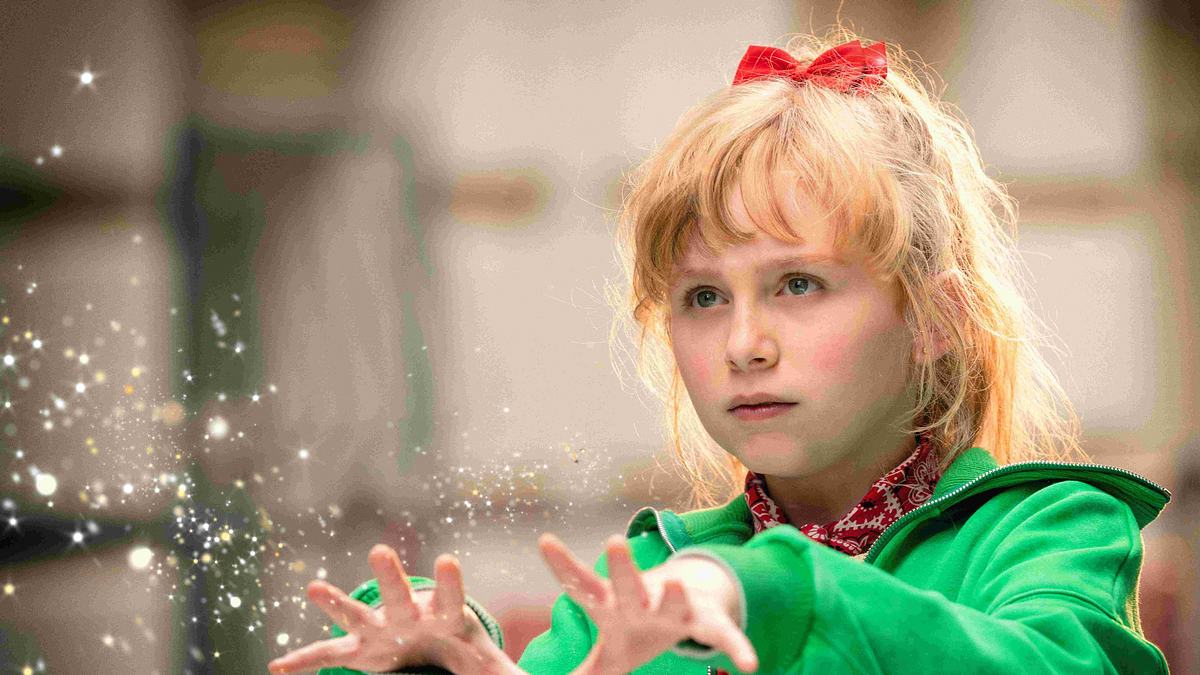 Bibi Blocksberg Man sieht die Newcomerin Nala, die als Bibi Blocksberg im neuen Bibi Blocksberg-Film auftauchen wird. Sie trägt eine grüne Jacke, ein rote Schleife, sowie Halstuch und hat blonde Haare.