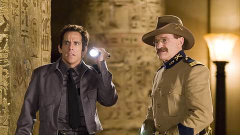 Ben Stiller und Robin Williams im ersten Teil von Nachts im Museum - Foto: IMAGO / Ronald Grant