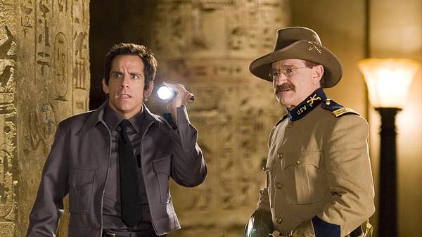 Ben Stiller und Robin Williams im ersten Teil von Nachts im Museum - Foto: IMAGO / Ronald Grant