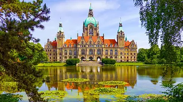 Hier sit das neue Rathaus in Hannover zu sehen. In dieser Perspektive fängt die Kemera auch den Maschteich und den Bristolweg ein. - Foto: IMAGO / Rust Hier sit das neue Rathaus in Hannover zu sehen. In dieser Perspektive fängt die Kemera auch den Maschteich und den Bristolweg ein. - Foto: IMAGO / Rust