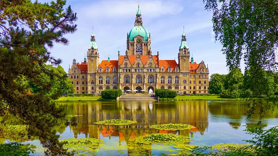 Neues Rathaus in Hannover mit Maschteich Hier sit das neue Rathaus in Hannover zu sehen. In dieser Perspektive fängt die Kemera auch den Maschteich und den Bristolweg ein.