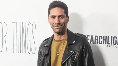 MTV Moderator Nēv Schulman lächelt in die kamera - Foto: IMAGO / ABACAPRESS