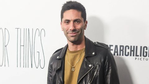 MTV Moderator Nēv Schulman lächelt in die kamera - Foto: IMAGO / ABACAPRESS