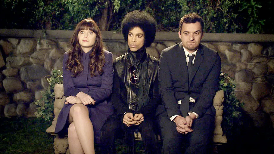 New Girl Jess, Prince und Nick sitzen nebeneinander auf einer Gartenbank und blicken mit ernsten Gesichtern nach vorn. Die Szene stammt aus der Sitcom „New Girl“.
