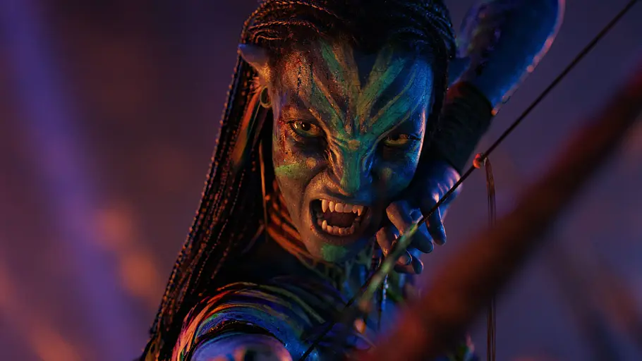 Neytiri hebt ihren Bogen und verzieht ihr Gesicht zu einer wütenden Fratze.