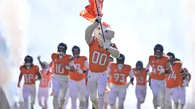 Die Denver Broncos laufen gegen die Buffalo Bills in den NFL Playoffs auf den Platz. - Foto:  IMAGO / Icon Sportswire