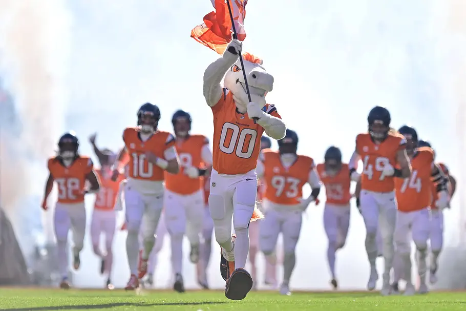 nfl-playoffs-afc-championshipgame-broncos-patriots-rtl-plus-dazn Die Denver Broncos laufen gegen die Buffalo Bills in den NFL Playoffs auf den Platz.