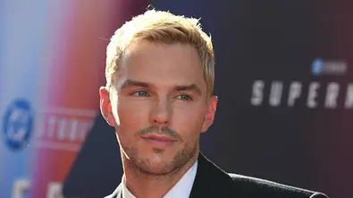 Nicholas Hoult auf dem Red Carpet für „Superman“. - Foto: IMAGO / MediaPunch