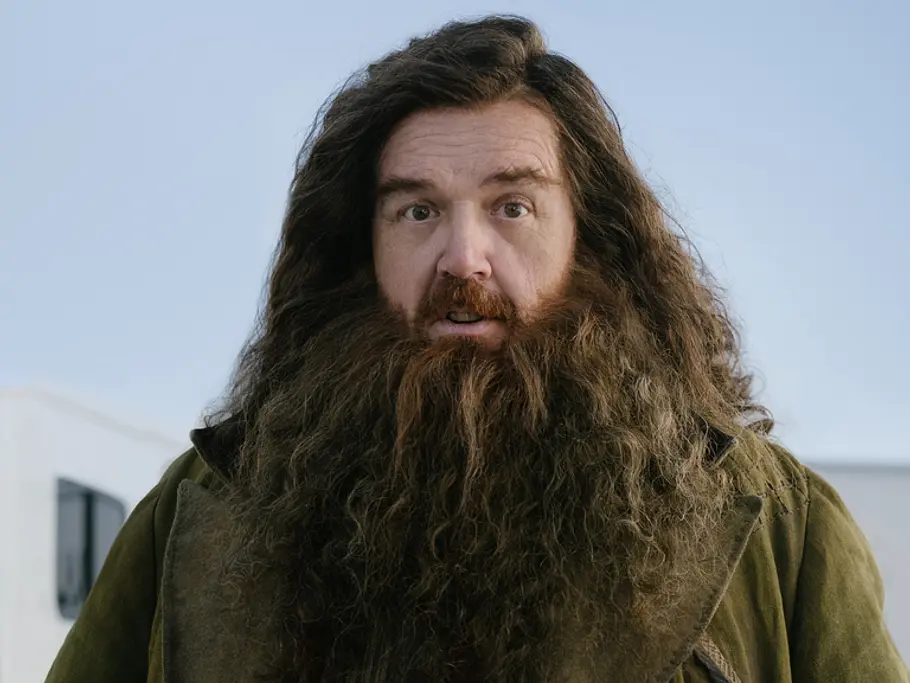 Nick Frosts Version von Hagrid wagt nicht viel. Nick Frost schaut im Hagrid-Kostüm erstaunt in die Kamera.