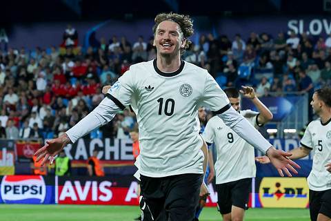 Nick Woltemade jubelt nach seinem 3er-Pack bei der U21-EM - Foto:  IMAGO / DeFodi Images