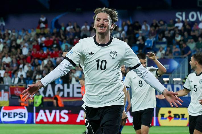 Nick Woltemade jubelt nach seinem 3er-Pack bei der U21-EM - Foto:  IMAGO / DeFodi Images