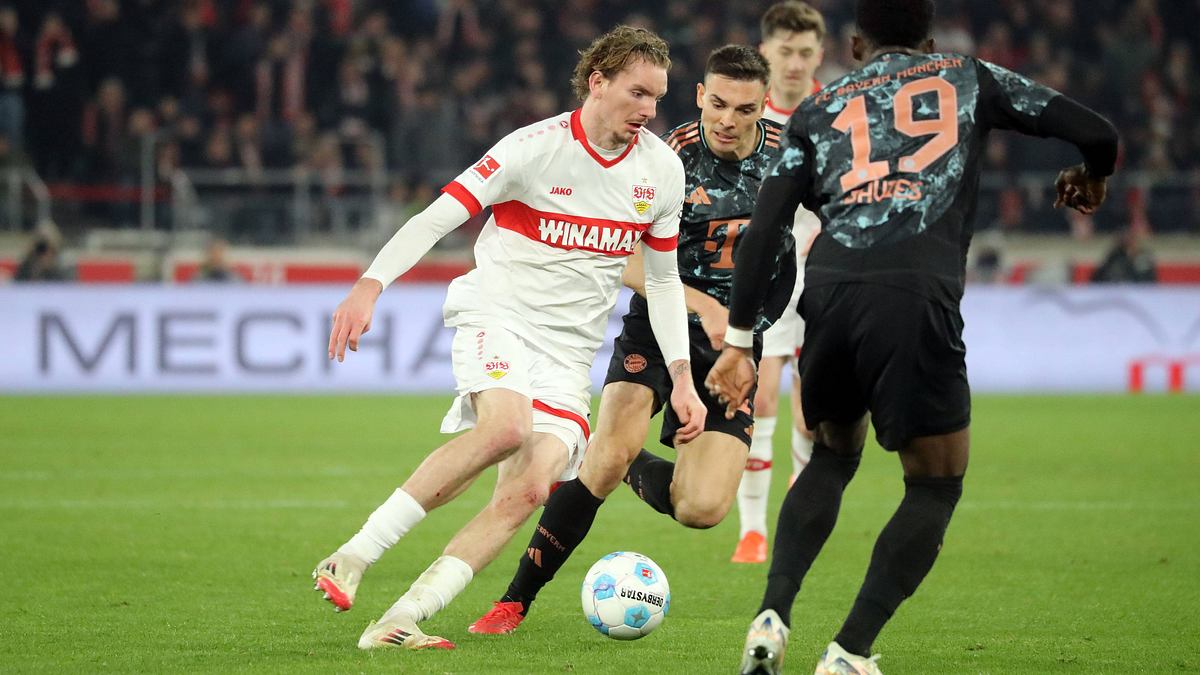 Nick Woltemade dribbelt beim Spiel gegen den FC Bayern München an Alphonso Davies vorbei!