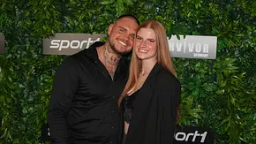 Nico Legat und Partnerin Laura lächeln in die Kamera. - Foto: Imago/BOBO Nico Legat und Partnerin Laura lächeln in die Kamera. - Foto: Imago/BOBO