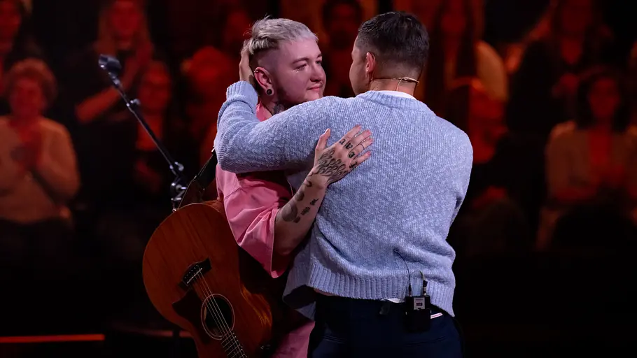 Louk Jones und Nico Santos bei The Voice Nico Santos umarmt den weinenden Louk Jones auf der The Voice of Germany-Bühne