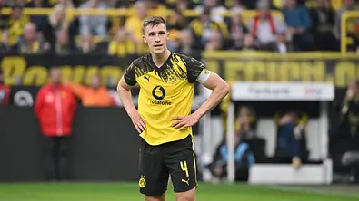Nico Schlotterbeck steht fragend beim Heimspiel gegen Bayer 04 Leverkusen auf dem Spielfeld - Foto: IMAGO / Team 2