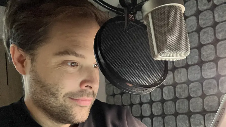 Nicolás Artajo spricht einen Text im Synchronstudio ein