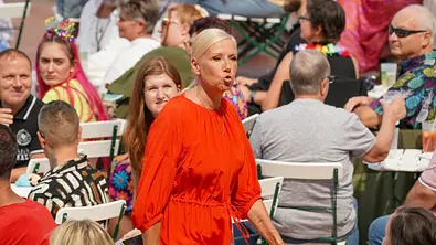 Andrea Kiewel im ZDF Fernsehgarten mit dem Motto Schlagerparty am 30.08.2026 in Mainz. - Foto: IMAGO / BOBO Andrea Kiewel im ZDF Fernsehgarten mit dem Motto Schlagerparty am 30.08.2026 in Mainz. - Foto: IMAGO / BOBO