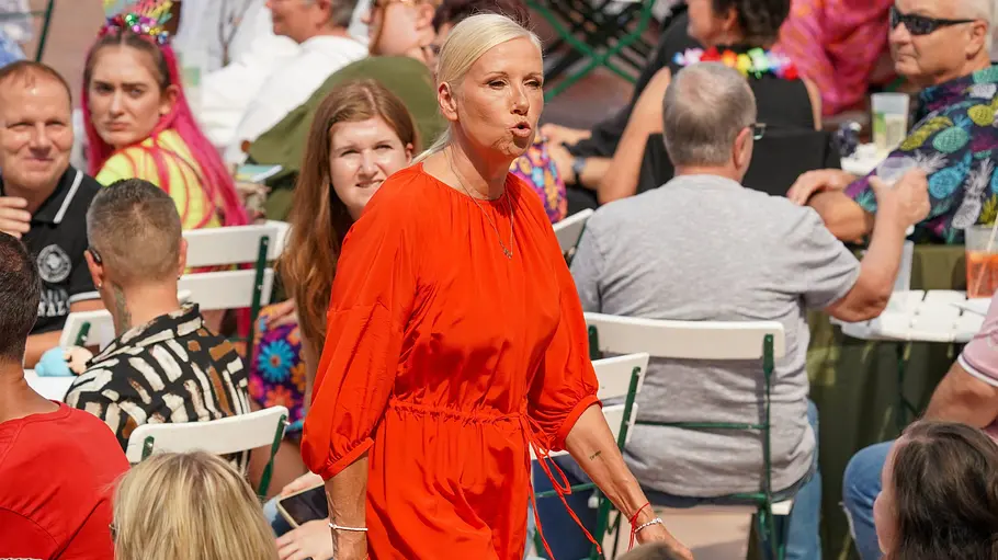 Niemand wird gerne von einer Biene gestochen, schon gar nicht vor laufender Kamera. Andrea Kiewel im ZDF Fernsehgarten mit dem Motto Schlagerparty am 30.08.2026 in Mainz.