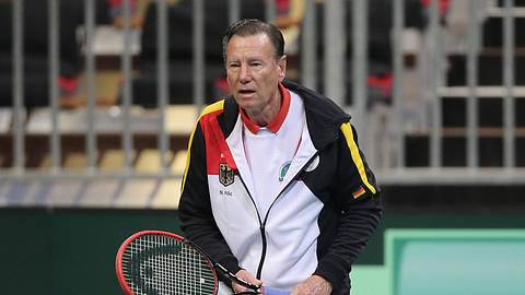 Niki Pilić hält mit ernster Miene einen Tennisschläger in der Hand und wirkt konzentriert. - Foto: IMAGO / Hübner